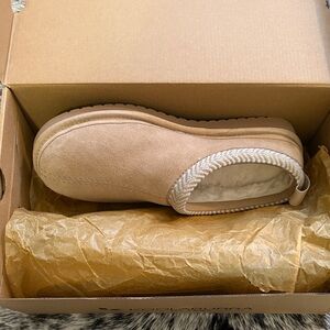 Women’s size 10 Koolaburra Ugg new